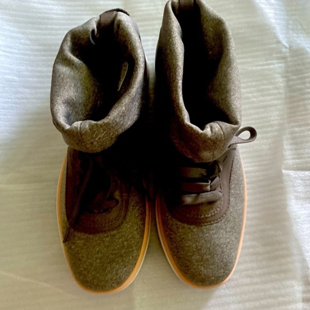 BNWT Ugg Women’s Islay Sneaker Boots Size 9